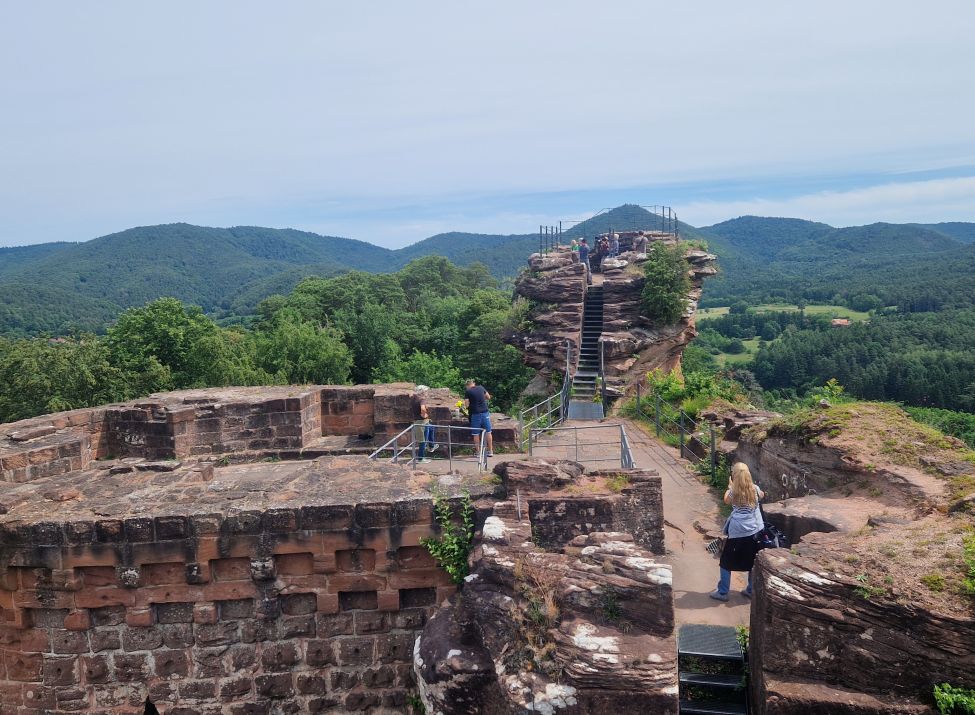 Dreharbeiten auf der Burg Alt-Dahn für die SWR Sendung "Expedition in die Heimat - Das Glück im Dahner Felsenland"_ Foto: Anette Lang